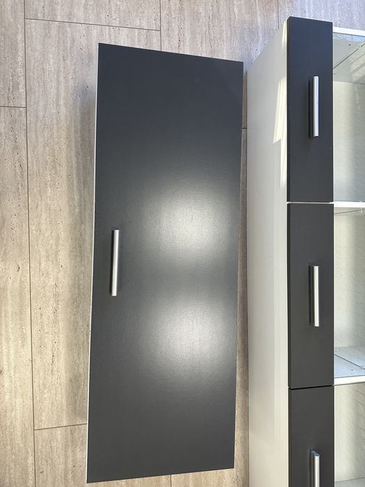Витрина за стена с LED засветяване и шкаф с плътна врата