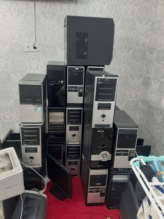 Компьютер в комплекте рабочем состоянии.