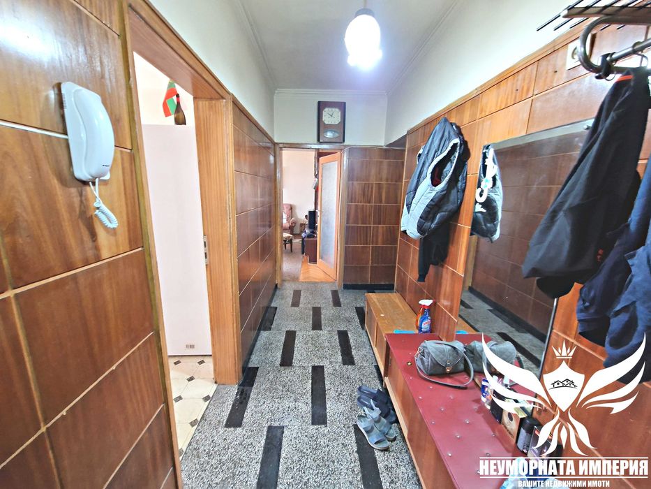 Продавам тристаен апартамент 95кв. 5ет. гр.Пловдив широк център