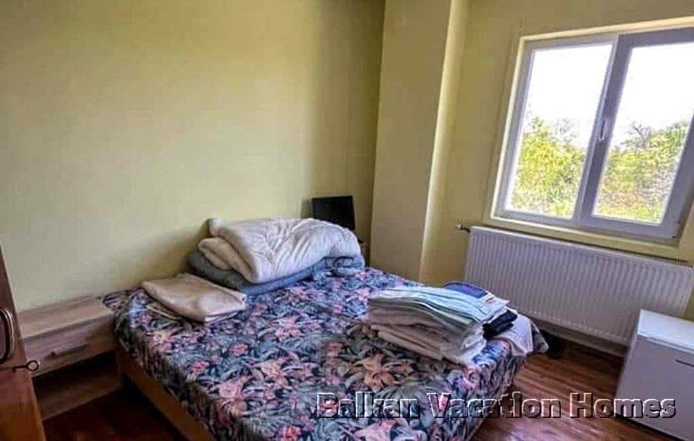 Триетажна къща с басейн и гледка море в Топола