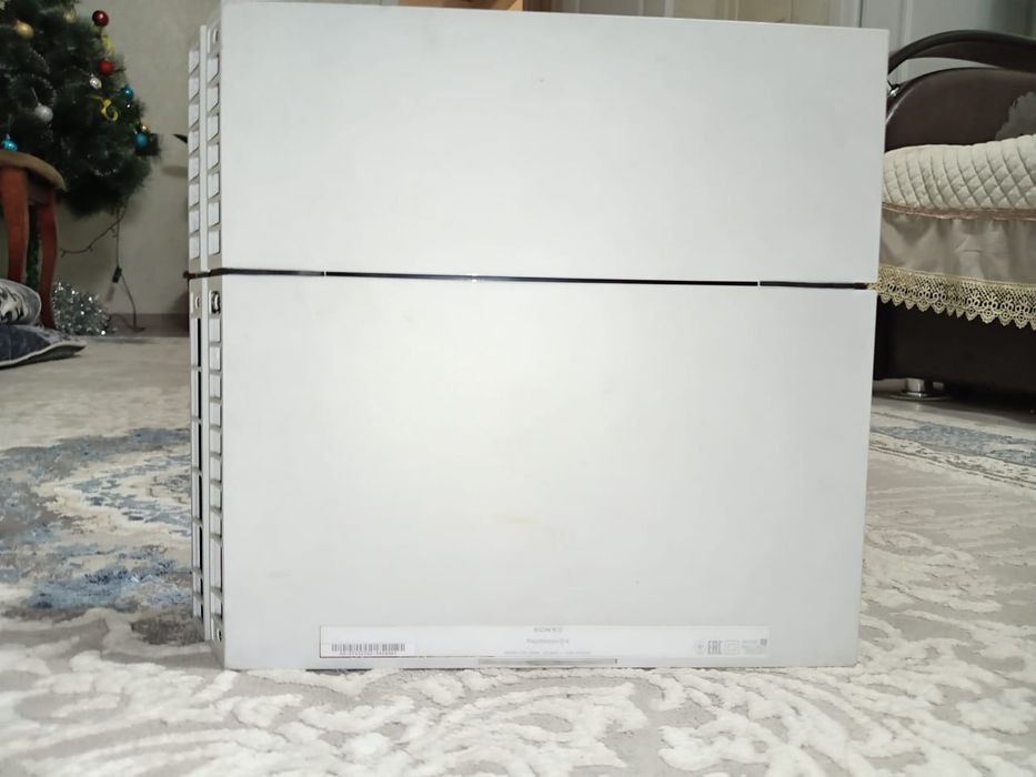 Продам срочно Sony PlayStation 4