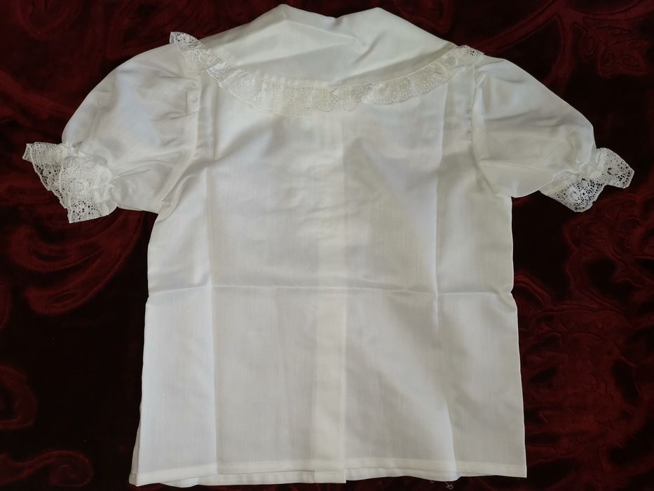 Бяла детска ризка с дантела