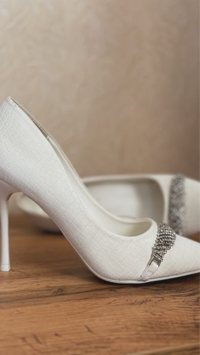 Белые туфли со стразами