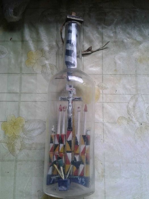 продавам бутилка с разпятието на Исус