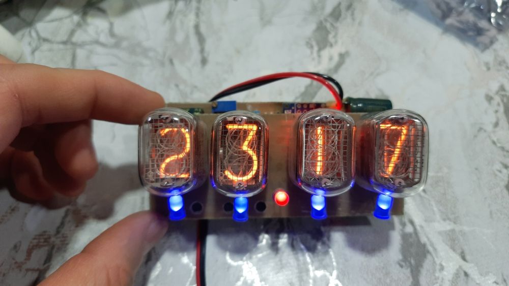 Часы на газоразрядных индикаторах ИН-12.