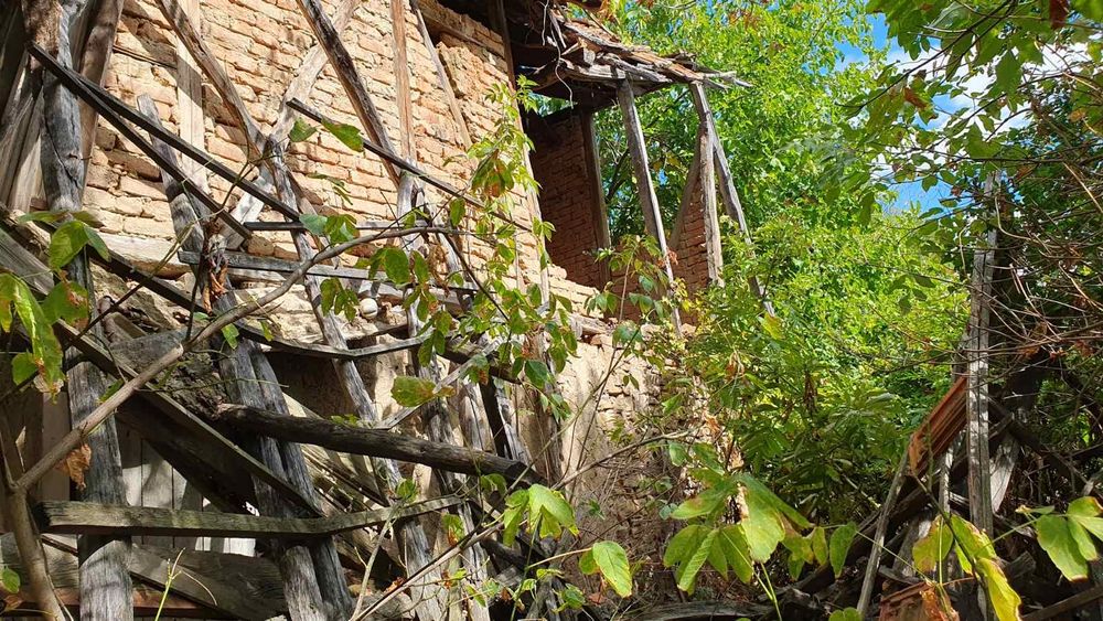 Продавам имот в с. Голец, област Ловеч