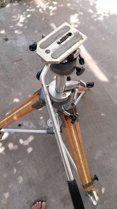 Продавам статив за камера