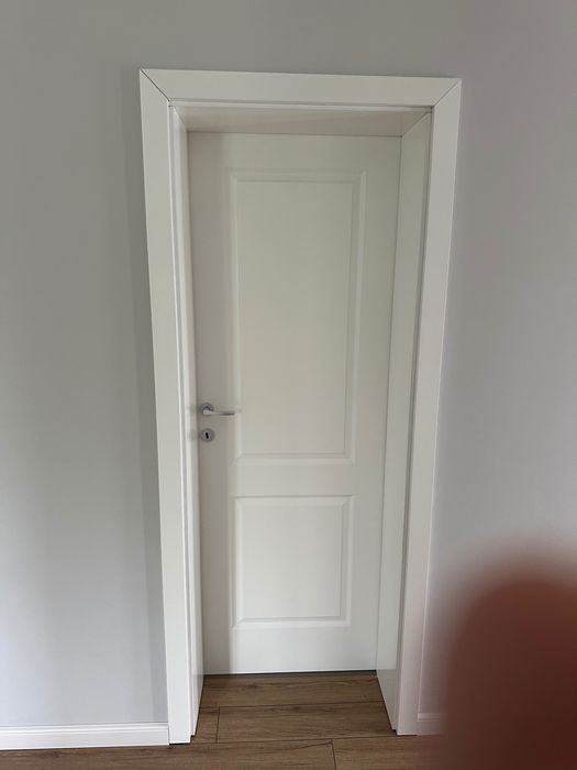Vînd 6 uși de interior albe cu toc și pervaze pe ambele părți!