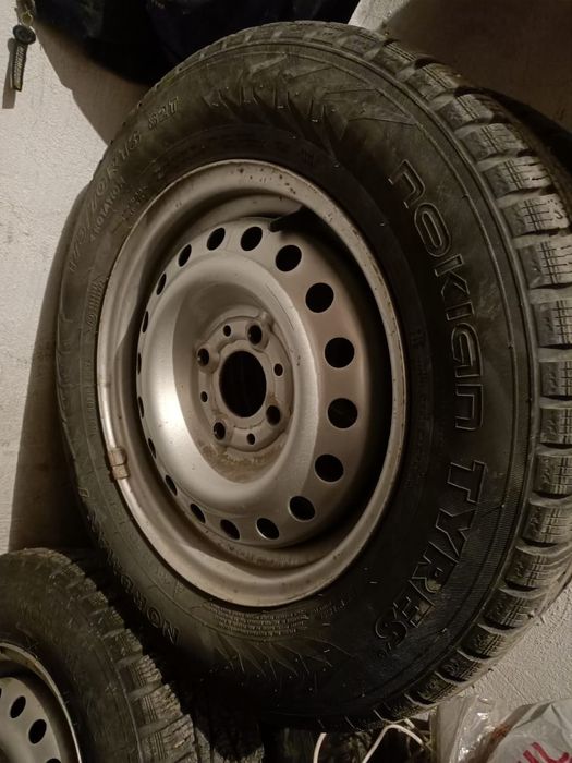 Продам  шины с дисками 175/70/13