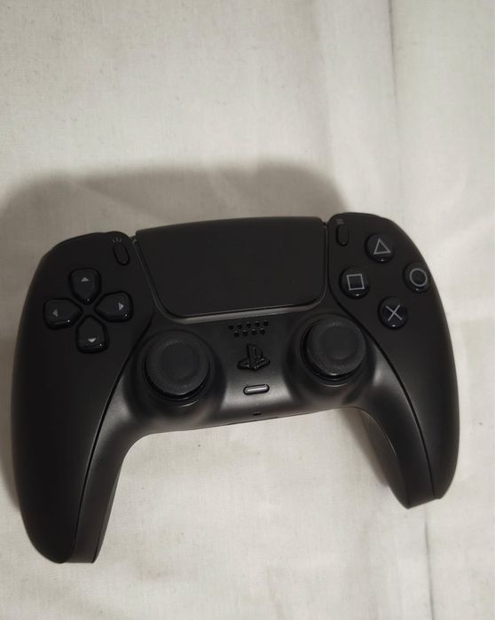 Vând PlayStation 5 (PS5) Slim Disc Edition + 2 Controllere + 2 Jocuri