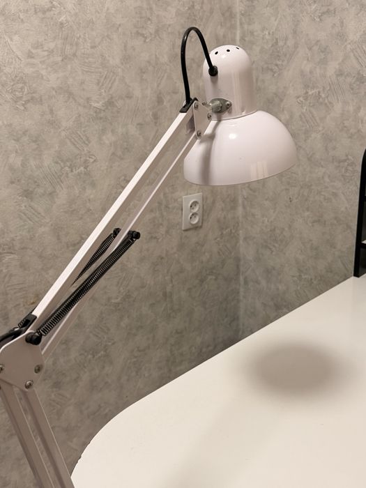 Маникюрный стол с лампой