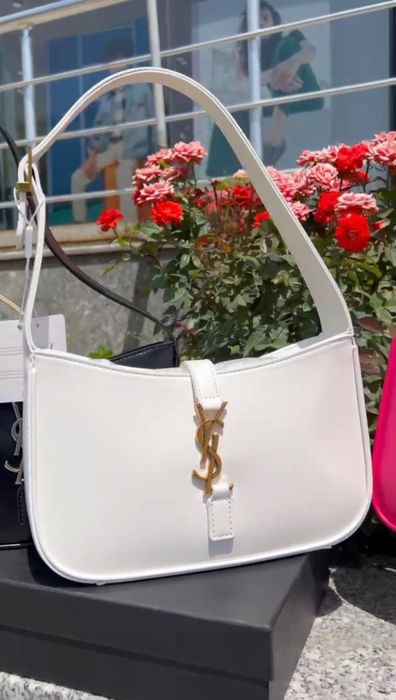 YSL modnaya belaya sumochka