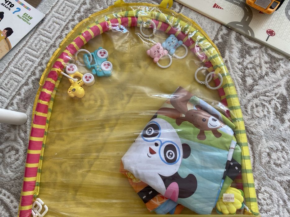 Детский коврик с игрушками