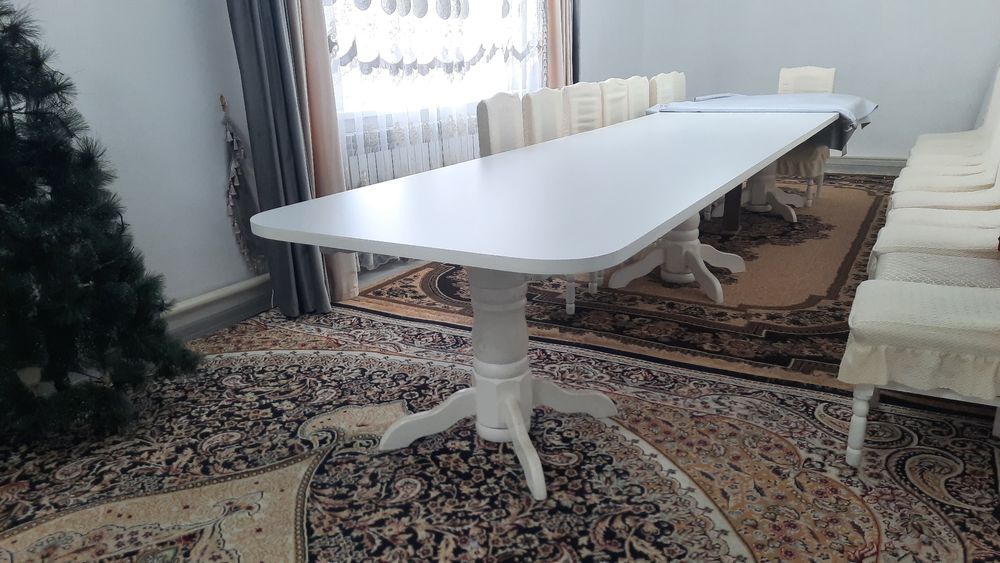 Стол гостевой белого цвета
