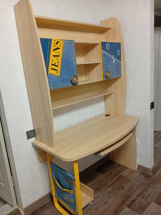 Детская двухъярусная кровать и стол