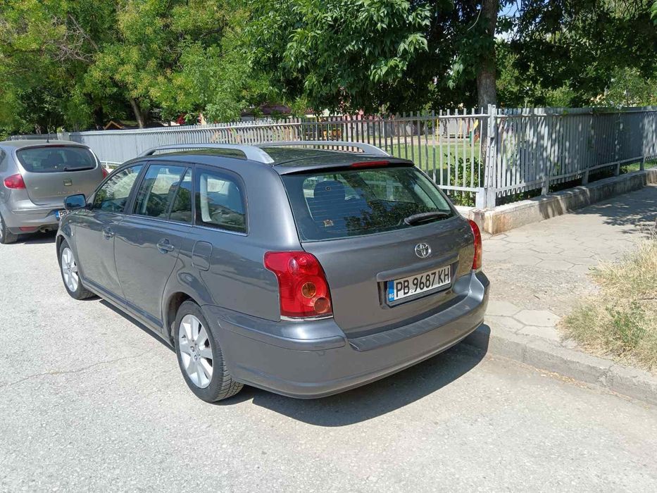 Продавам toyota avensis