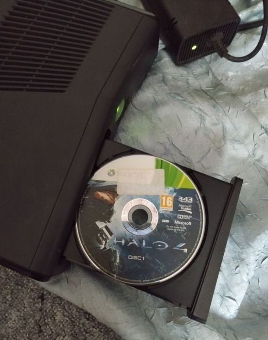 Vând Xbox 360 slim