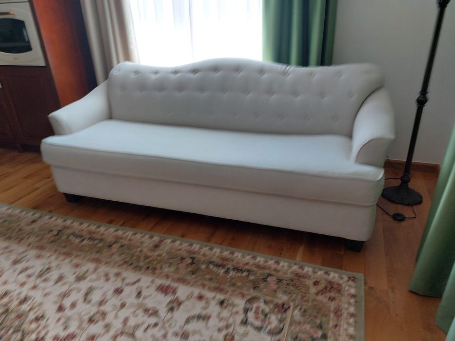 Canapea fixă cu dimensiunile L: 220 cm - l: 95 cm - î: 85 cm