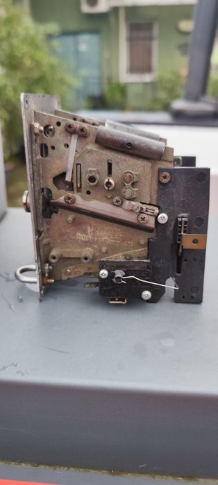 Двоен механичен монетник