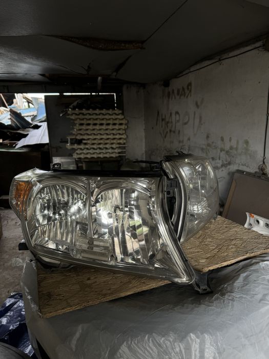 Продам передние и задние фары на Toyota Land Cruiser 200