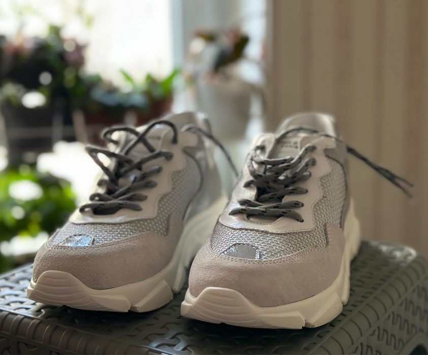 Продам НОВЫЕ кроссовки