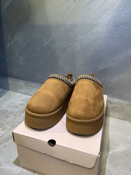UGG de culoare maro iarna