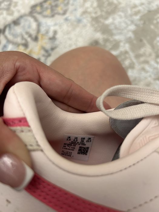 Розовые кеды Puma.
