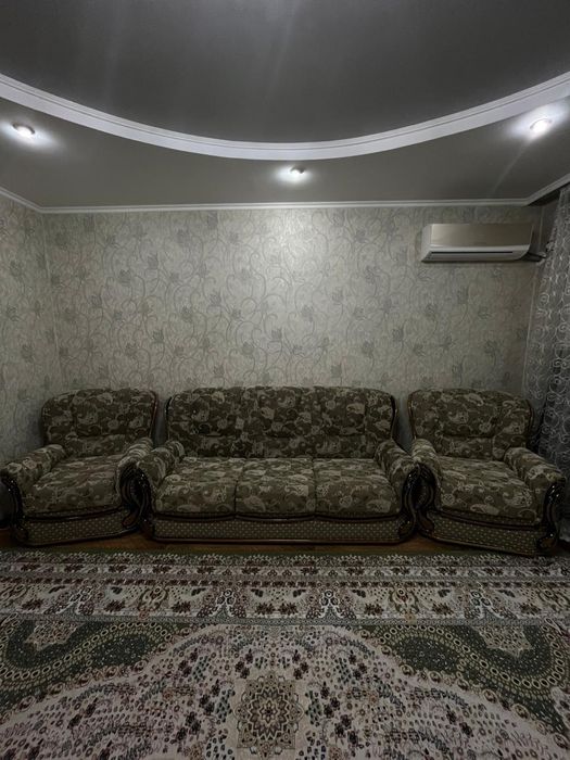 Диван с двумя креслами.