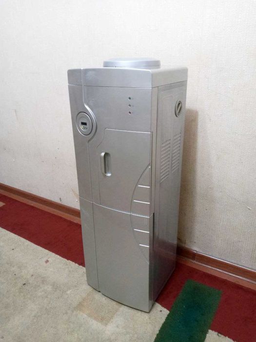 Кулер для горячий и холодный воды отличном рабочим сосотоянии!