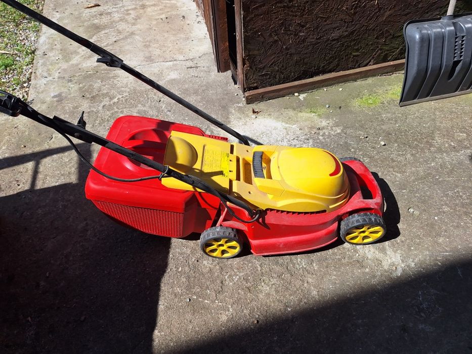 Vand  urgent masina tuns iarba pe curent