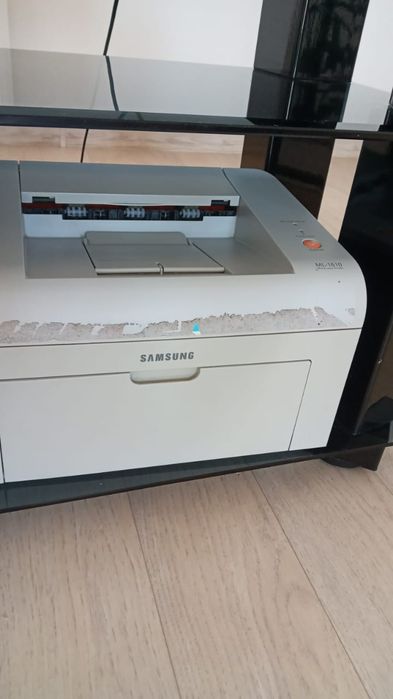 Компьютер, принтер цветной и черно белый.