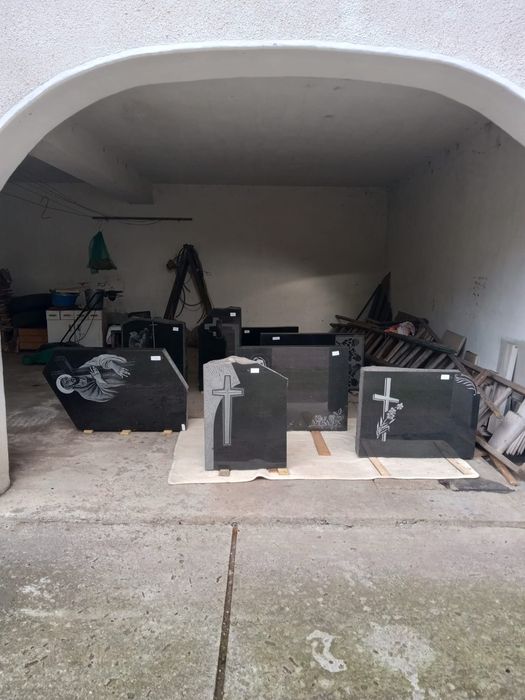 Piatra funerara pt. mormânt, granit negru din România