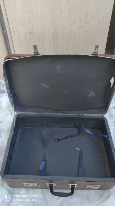 Два  чемодана и два кошелька.