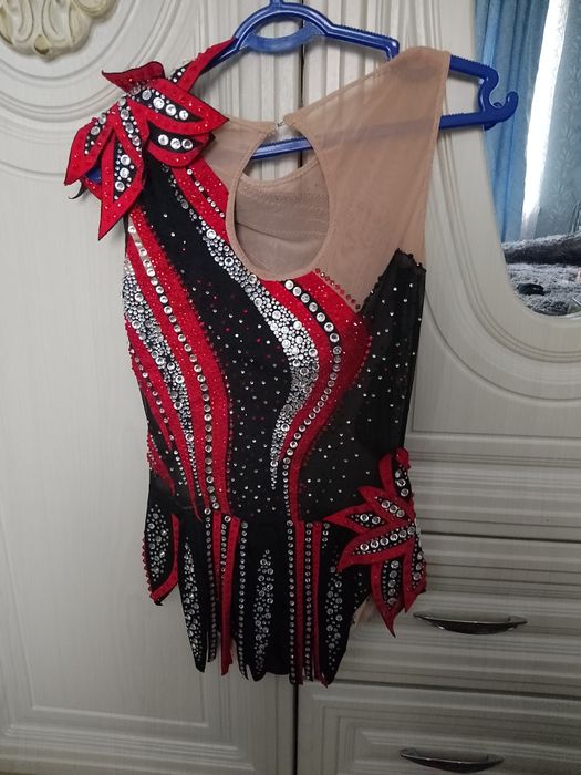 Купальник для художественной гимнастике. В отличном состоянии. 8-10 л