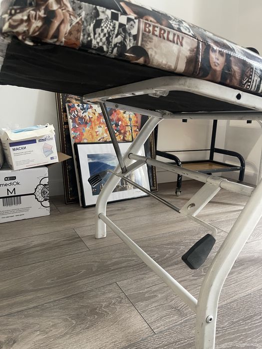 Продам кушетку + подарок тележка