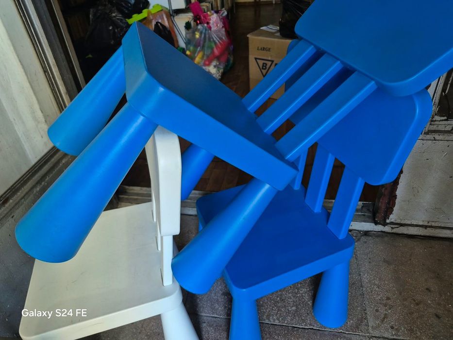 Продам стол и стулья детские
