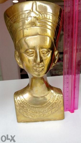 Бронзова статуя нефертити