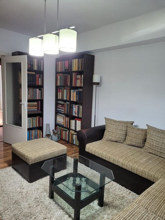 Vând apartament cu 3 camere zonǎ centralǎ Oradea