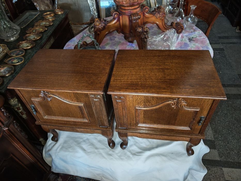 Дървени нощни шкафчета