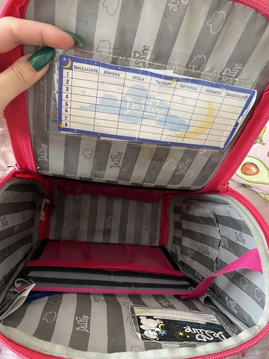 Поодам школьный рюкзак