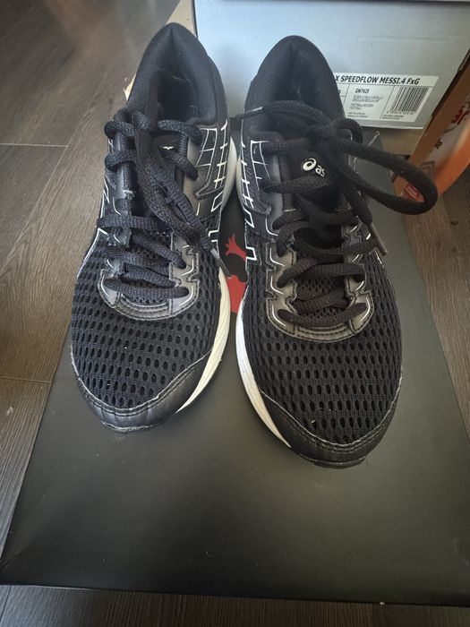 Adidasi asics plasa