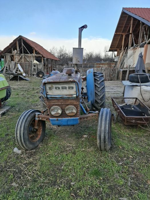 Tractoare, accesorii, mașini de tuns gazonul