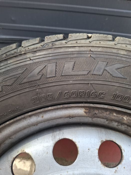 Vind 2 anvelope cu gantei  205/60R16Cin stare foarte buna.