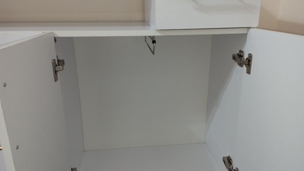 Kiyimlar uchun mebel. Ustki qismi esa dazmol uchun