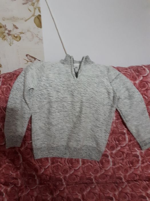Vand pulover băieți stare perfectă