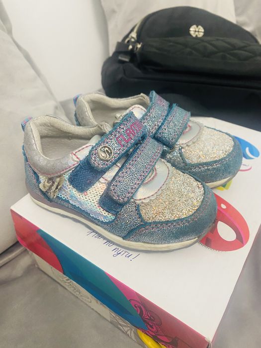 Кроссовки  на девочку 22