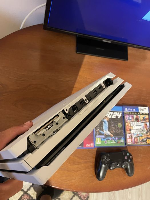 Vând PS4 Pro 1TB Urgent în stare foarte bună.