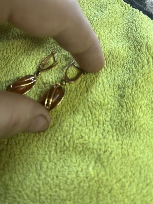 Продам золотые серьги с янтарем