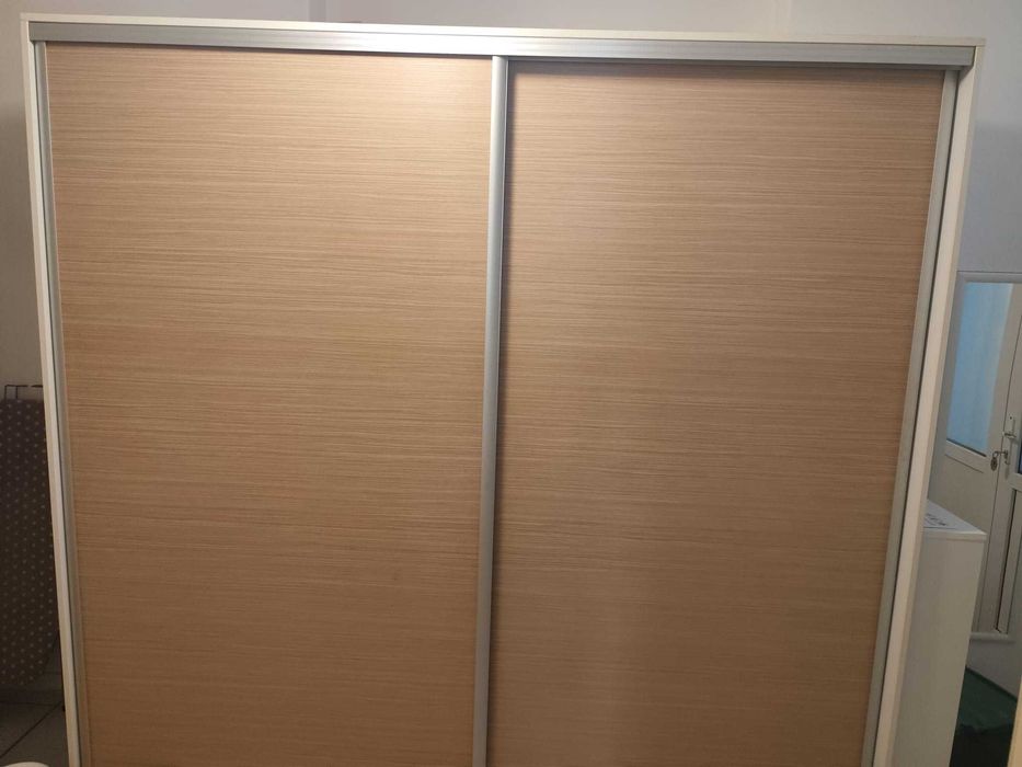 Vand dressing pal alb cu natur, 2 usi glisante ,format 3 partii:  2 laterale cu rafturi si partea din mijloc cu bare pentru umerase
