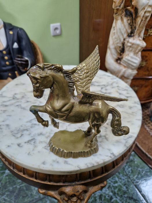 Фигура Англия бронзова статуетка погасяване кон